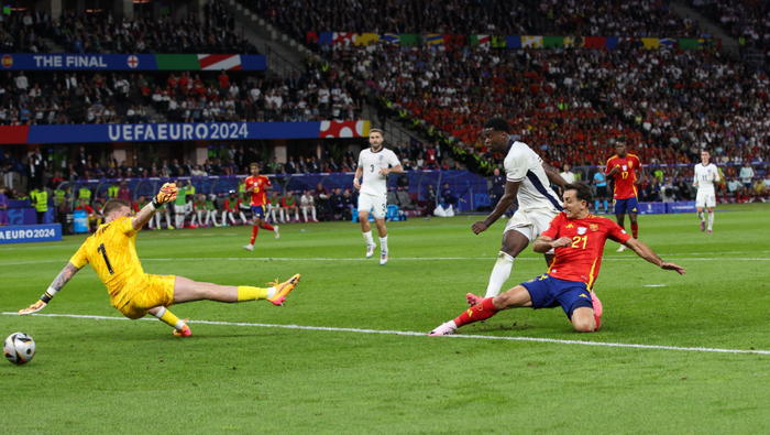 哥伦比亚轻取曼城，奥亚尔萨瓦尔高光表现